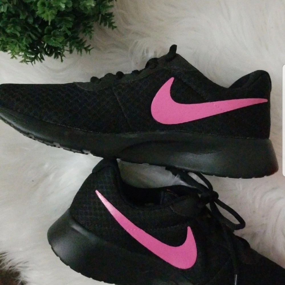 💗New Black and Pink Bling Nike Tanjun💗 - Picture 6 of 7